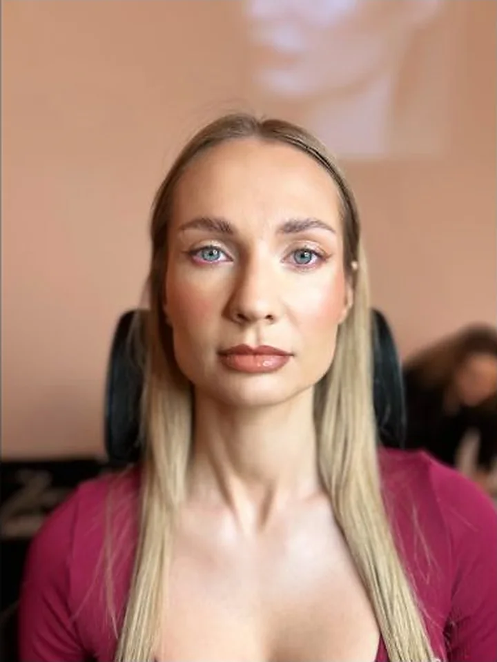 Makijaż glamour w delikatnych różowych tonach